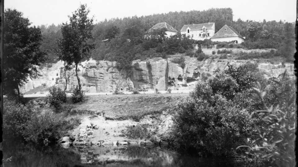 Skály s původním Zámečkem nad cestou z Plzně do Radčic na počátku 20. století