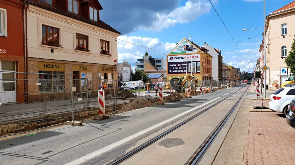 Obchodníci ve Slovanské ulici vyzvali město Plzeň, aby uspíšilo opravy jejich ulice