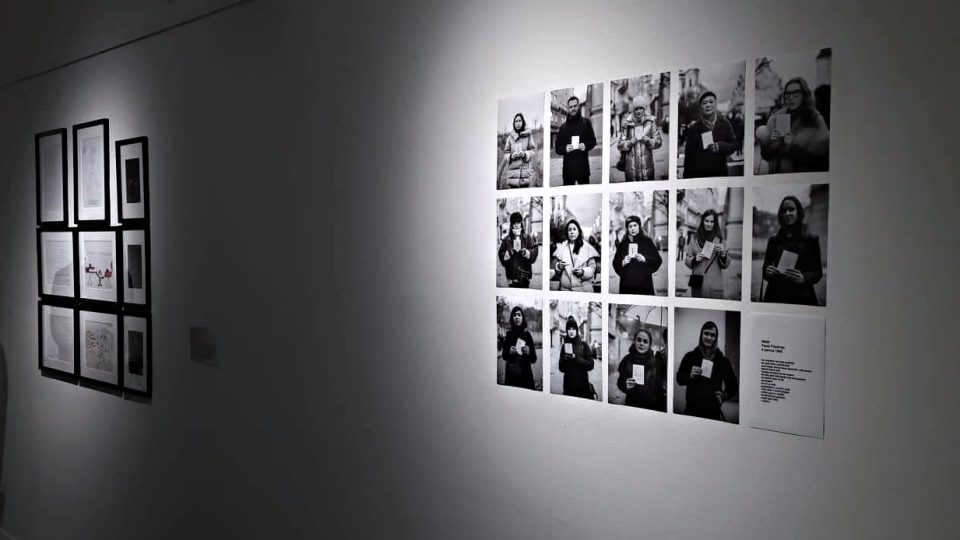 27 židovských oběti holokaustu připomíná nová výstava studentů Fakulty designu a umění Ladislava Sutnara Západočeské univerzity v Plzni „Motýli v ghettu nežijí“