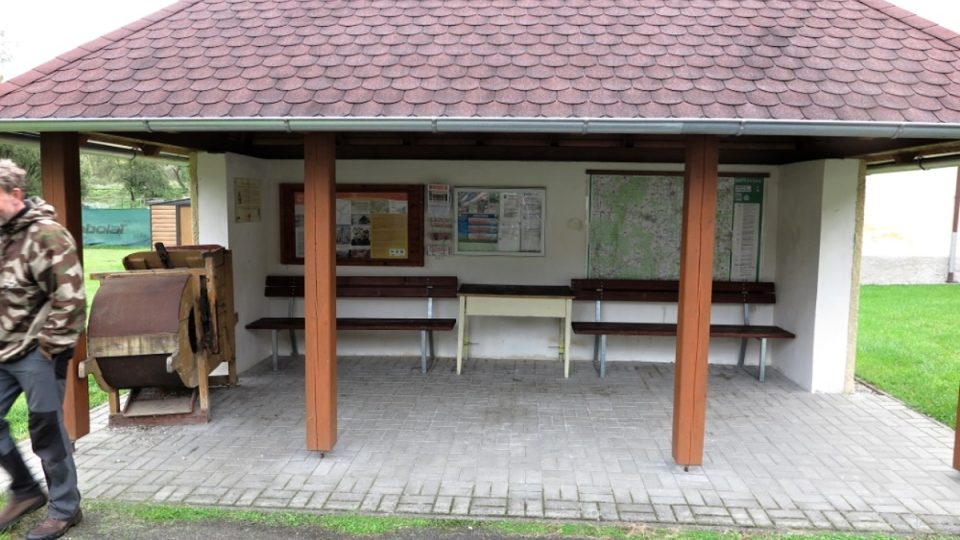 Autobusové zastávky s dalším netradičním využitím mají v Michalových Horách a v Hostíčkově 