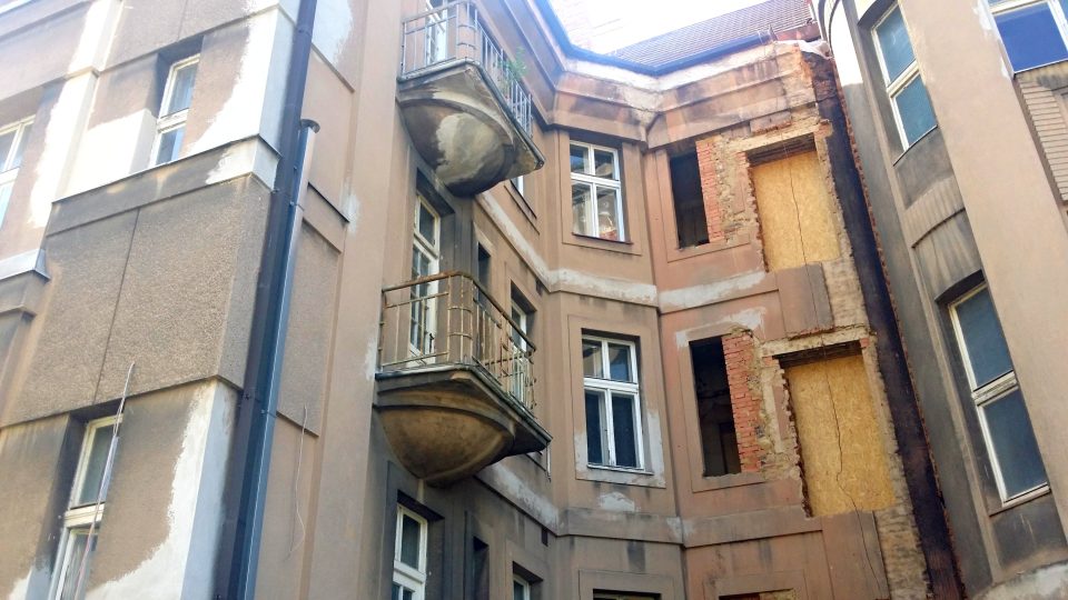 Semlerův dům na Klatovské třídě v Plzni není v současné době dostupný pro návštěvníky chtivé interiérů architekta Adolfa Loose. Intenzivně tam totiž pokračují rekonstrukce v celkové hodnotě zhruba 65 milionů korun