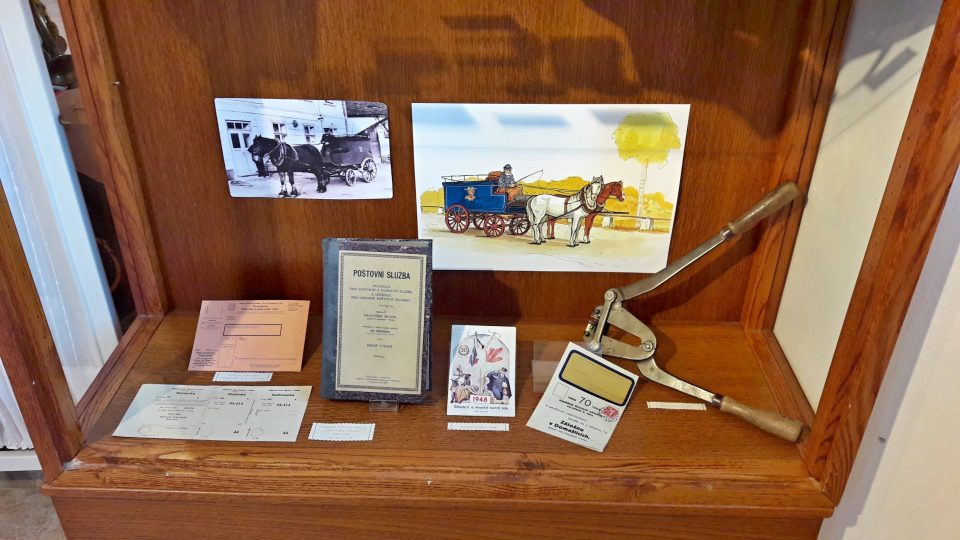 Historii poštovnictví na Domažlicku ukazuje nová výstava v Muzeu Chodska v Domažlicích
