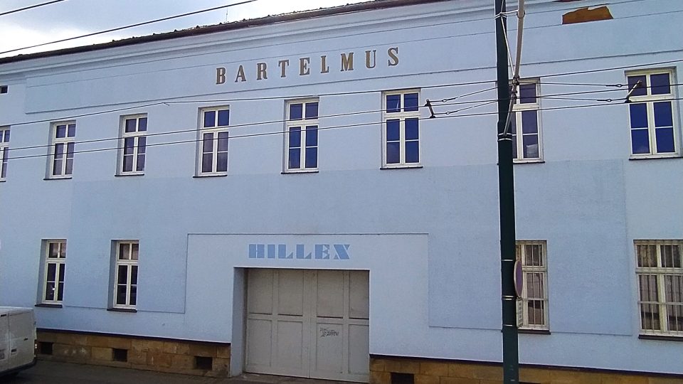 Na jedné ze dvou zbylých budov se dochoval nápis Bartelmus