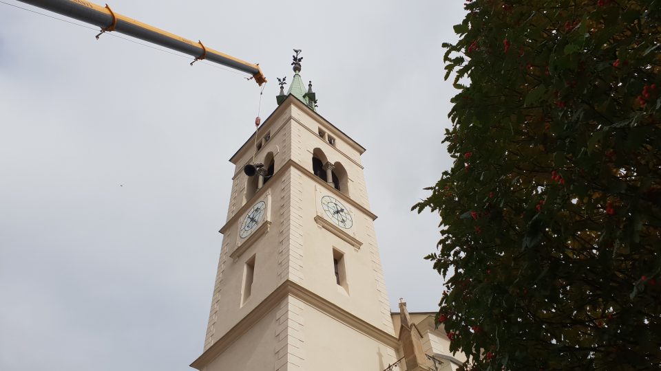 Sejmutí zvonů v kostele v Kašperských Horách
