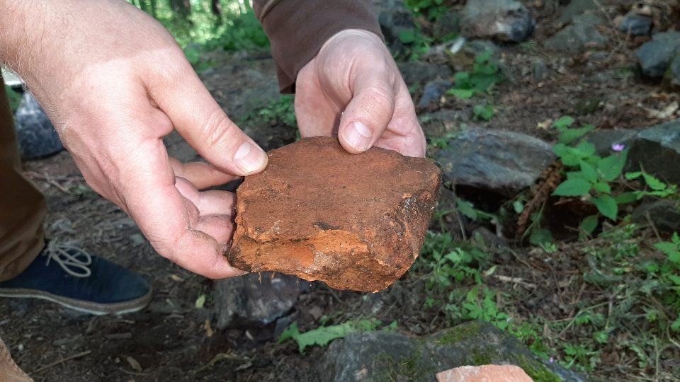 Archeologové našli na hradě cihelné prvky, části střešní krytiny, různé střepy