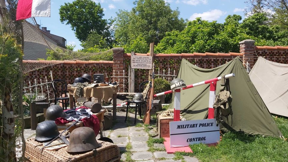 Ležení americké armády ukazuje vojenský kemp v Klatovech, který na své zahradě vybudoval klatovský policista a zakladatel místního Klubu 3. armády Miloš Ryneš