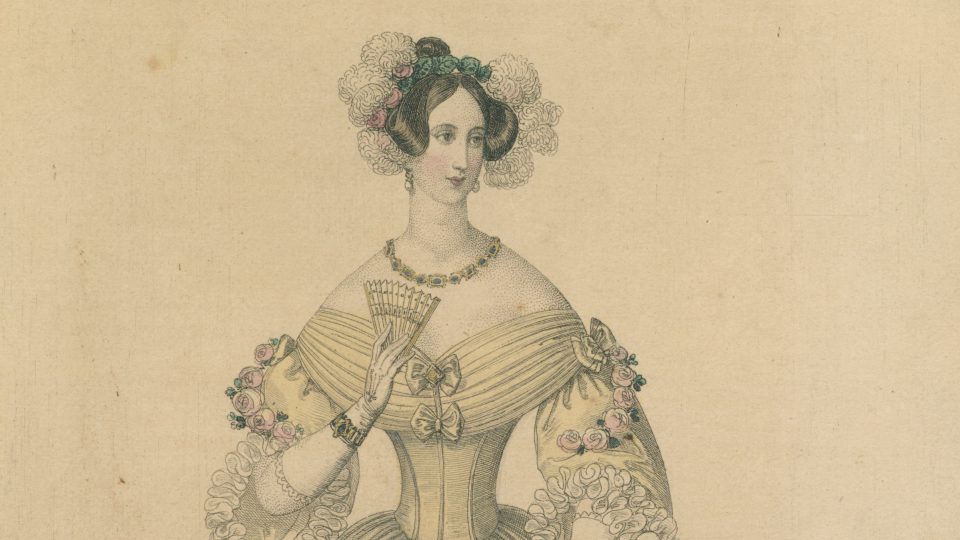 Kolorovaná mědirytina z roku 1836, představující dámu ve společenských šatech z období biedermeieru