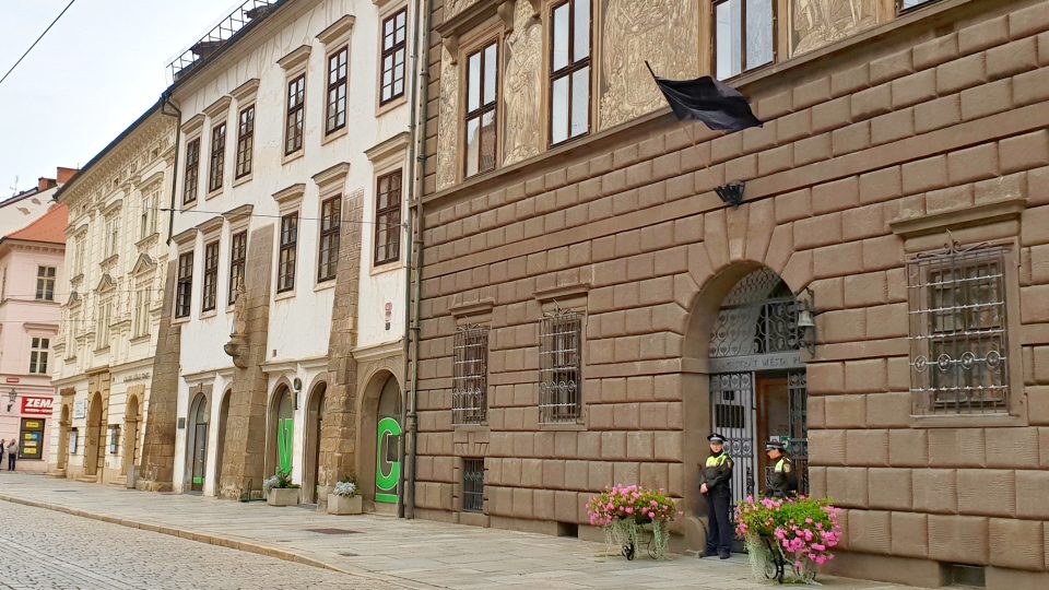 Město Plzeň k uctění památky svého slavného rodáka vyvěsilo na budově radnice na náměstí Republiky černý prapor