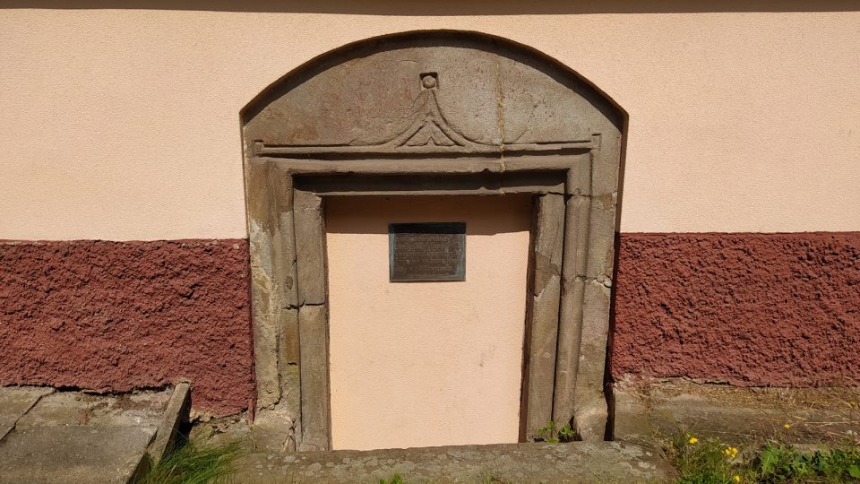 Původní gotický portál na dnešní budově