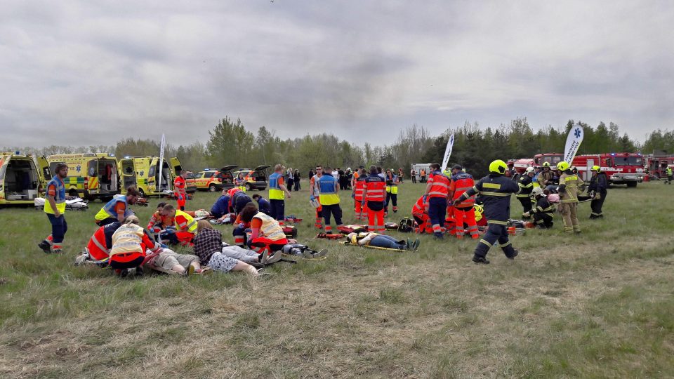 Záchranáři dnes na letišti v Líních nacvičovali záchranu lidí z havarovaného letadla