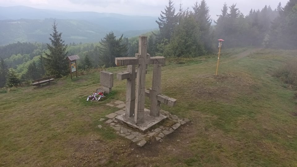 Tři kříže na Ztracenci jsou pomníkem tří padlých vojínů | foto: Silvie Pospíšilová, Český rozhlas Tři kříže na Ztracenci jsou pomníkem tří padlých vojínů