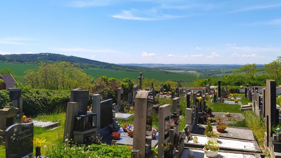 Ze hřbitova je krásný výhled