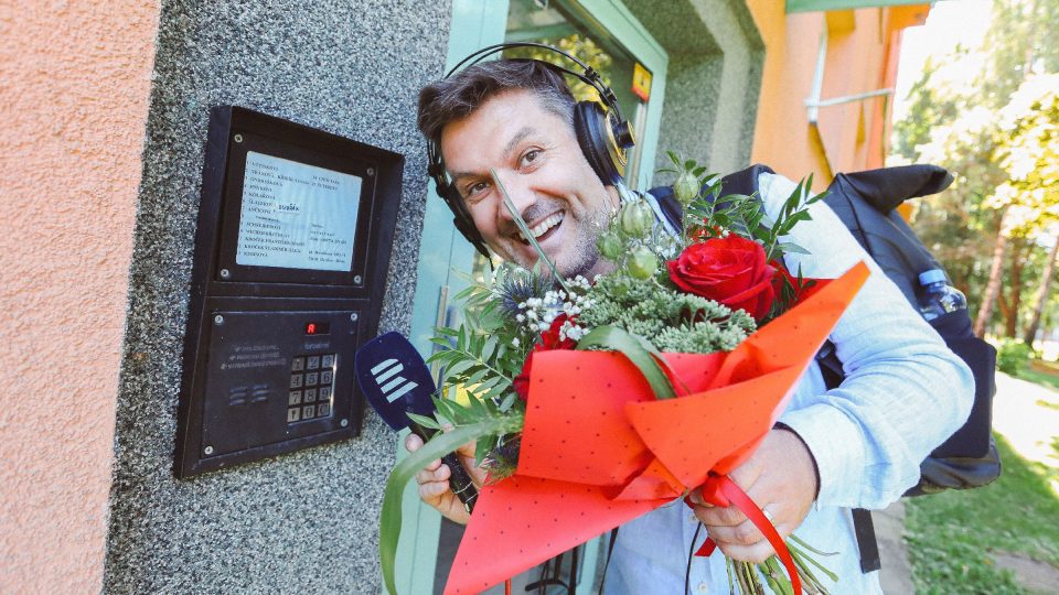Moderátor Patrik Rozehnal zvoní na další, tentokrát už téměř platinový, manželský pár