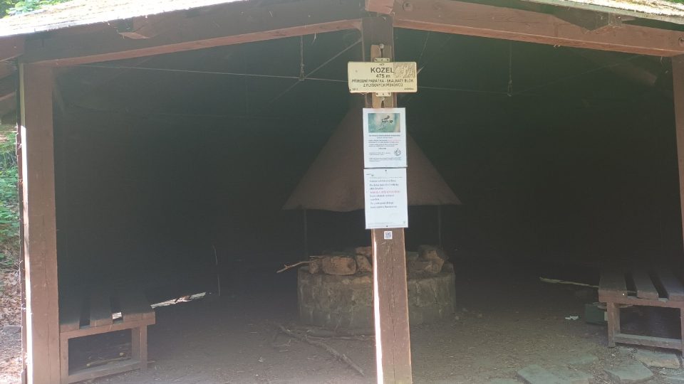 Nedaleko skály je připravené zázemí pro turisty | foto: Silvie Pospíšilová, Český rozhlas Nedaleko skály je připravené zázemí pro turisty