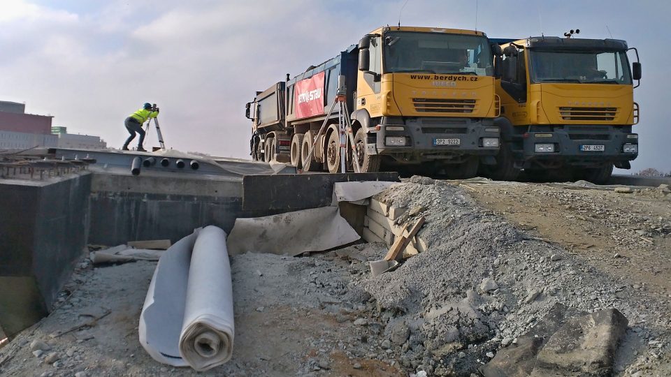 Zátěžová zkouška prověřila nový silniční most v Plzni