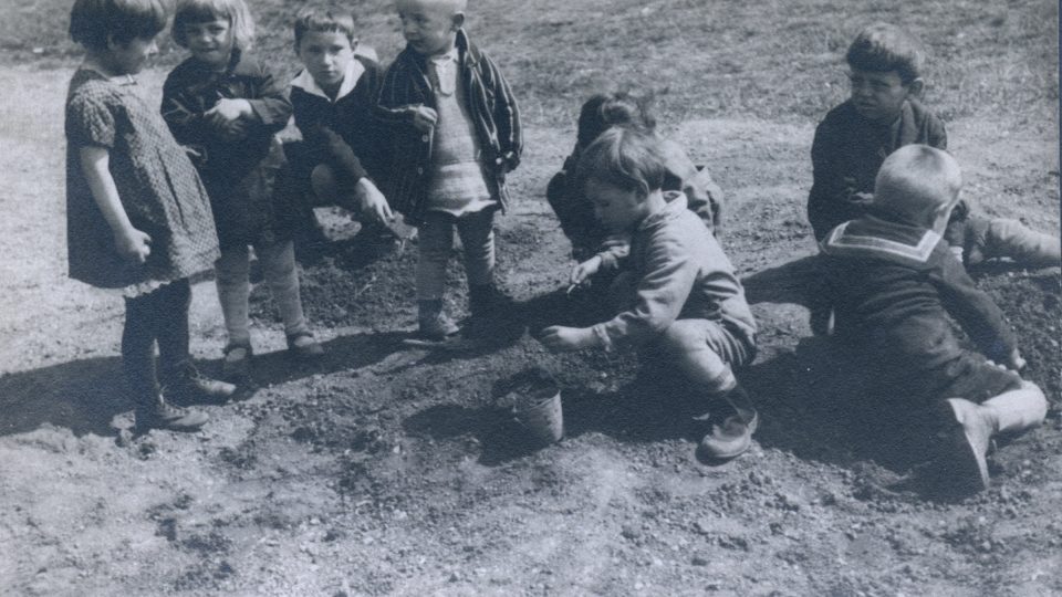 Plzeňské děti si hrají. 30.–40. léta 20. století. Foto tech. řed. Škodových závodů Vil. Matoušek