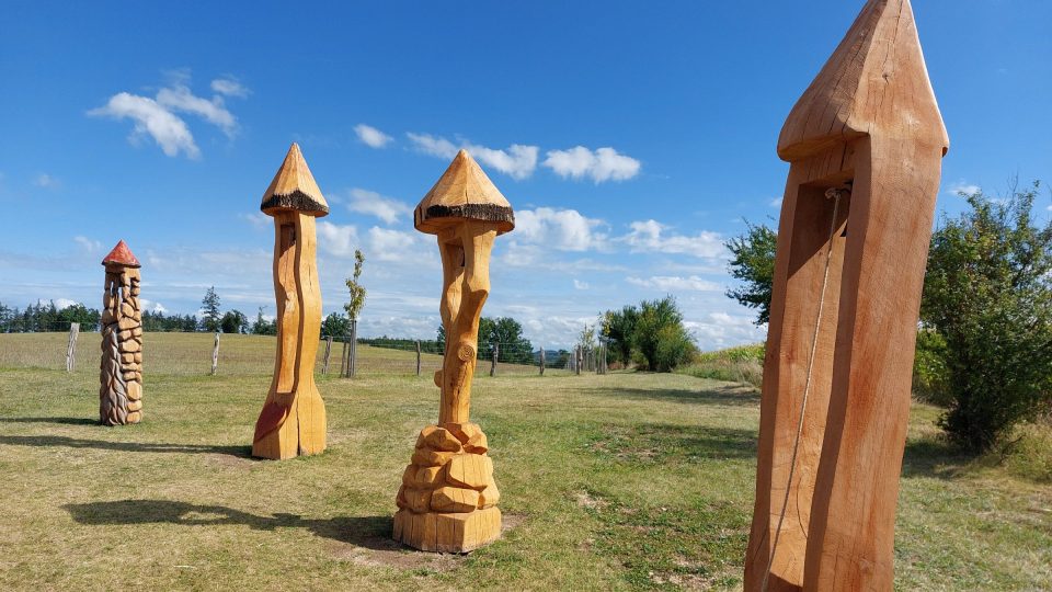 Čtyři zvoničky připomínají místního hudebního skladatele Karla Horkého | foto: Irena Šarounová, Český rozhlas Čtyři zvoničky připomínají místního hudebního skladatele Karla Horkého