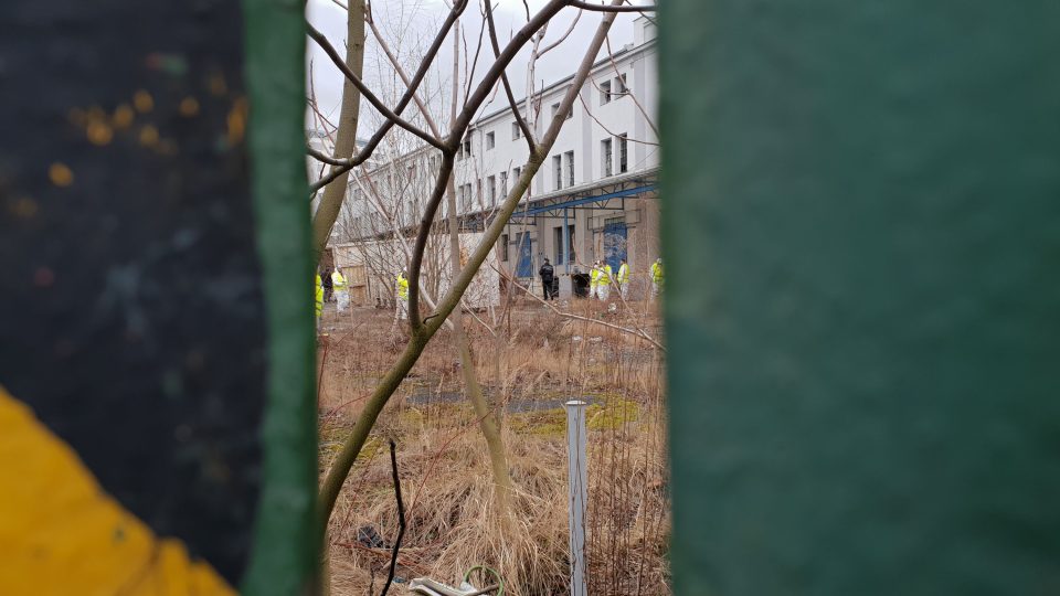 Obyvatelům Přeštické ulice poblíž zimního stadionu v Plzni svitla naděje na klidnější život. Ze sousedního areálu bývalého skladu potravin dnes policie vyvedla asi 20 bezdomovců. Majitelé pak začali zaneřáděný areál čistit