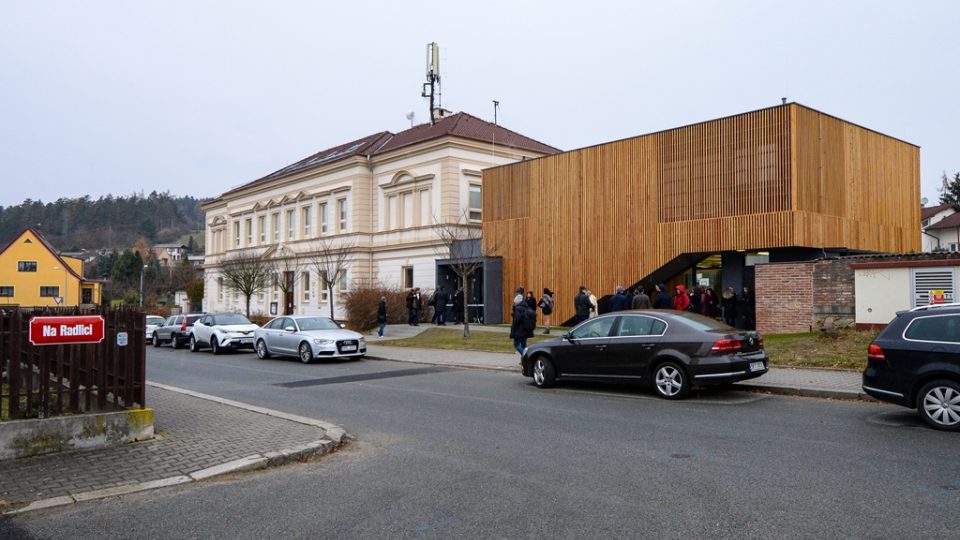 Základní škola Plzeň – Újezd má novou družinu s jídelnou v moderní dvoupodlažní přístavbě. Žáci už nemusí docházet do kilometr vzdálené družiny a jídelny staré budovy