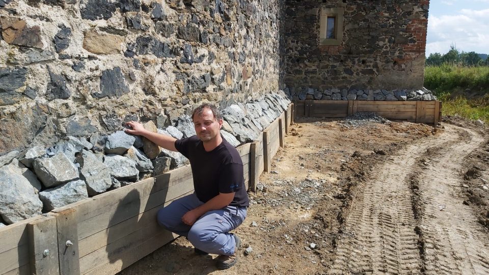 Příkop vodního hradu Švihov bez vody