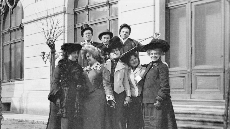 Skupina plzeňských herců u Měšťanské besedy, Foto H. Schiebl ml. Kolem 1905