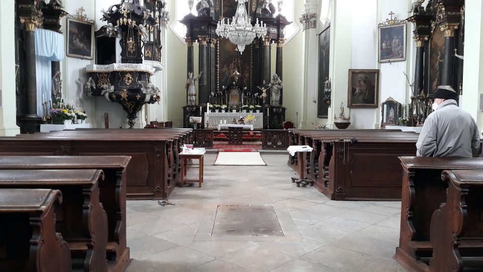 Otevření hrobky v kostele Narození sv. Jana Křtitele v Městě Touškově