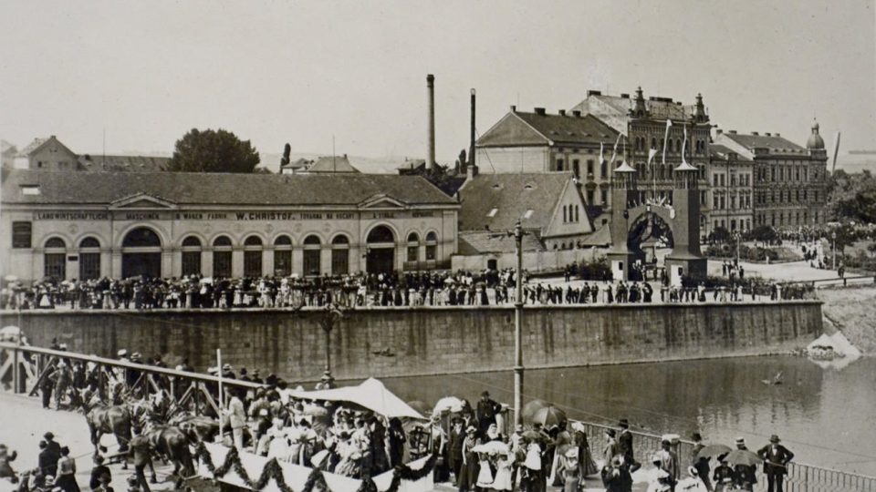 Fotografie z matiční slavnosti v Plzni z přelomu 19. a 20. století