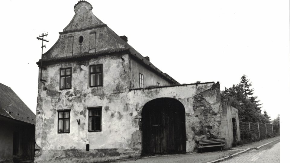 Historické fotografie domu U Lípy, někdy také označován jako domu U České lípy (1975)