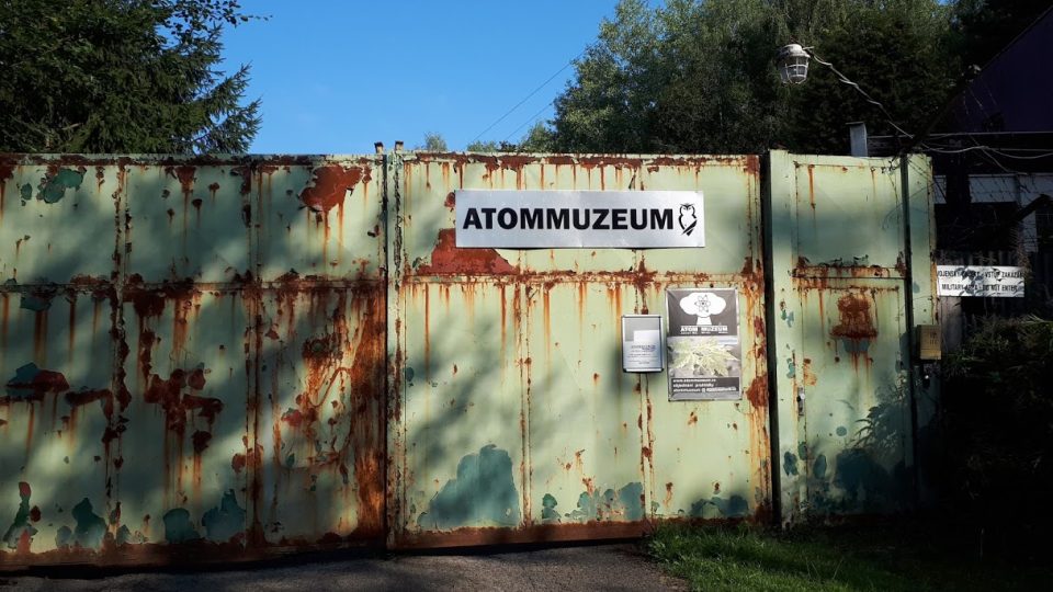 Atom muzeum leží jen kousek za obcí Míšov. Leží ve vojenském areálu, který je dodnes střežený