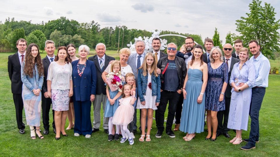 Manželé Zdena a Jaroslav Dvořáčkovi s rodinou