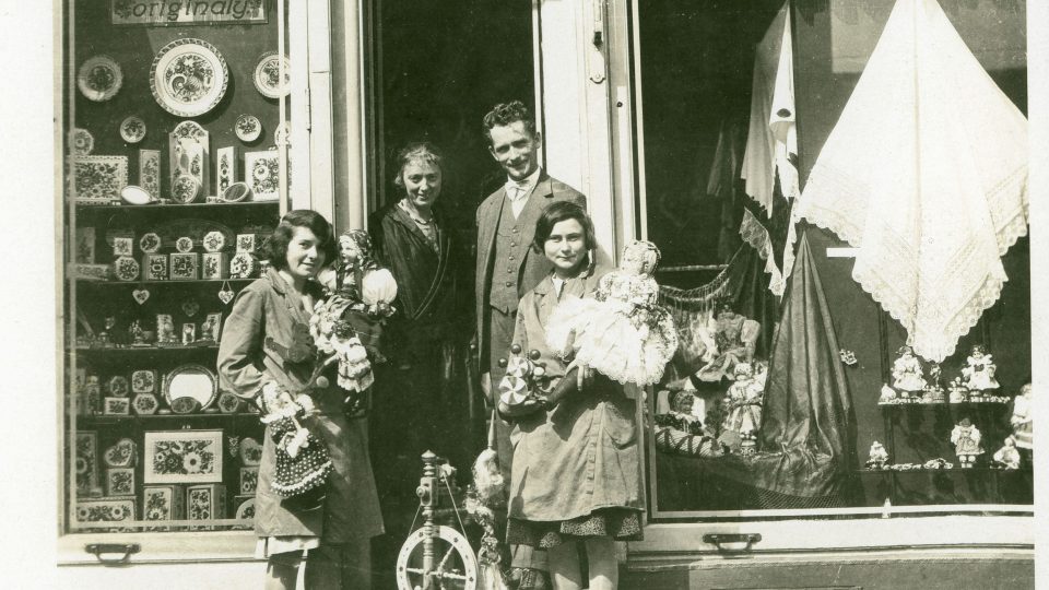 Božena a Ladislav Lábkovi s personálem před obchodem Svéráz