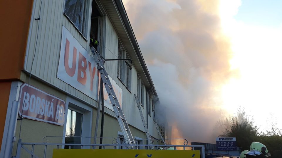 V Plzni hoří ubytovna.