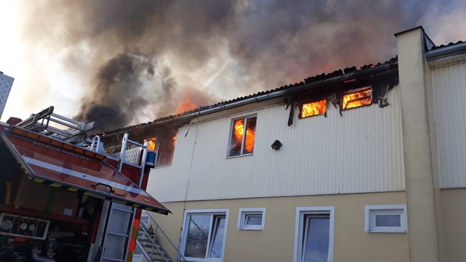 Při požáru ubytovny bylo zraněno devět lidí.