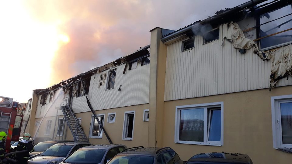 Požár zasáhl celý první patro ubytovny.