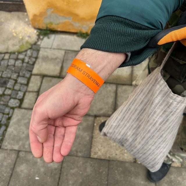 Lidé bez domova v Kroměříži už nedostávají jídlo zdarma,  oběd si musí odpracovat sbíráním odpadků | foto: Leona Nevařilová,  Český rozhlas