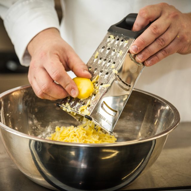 Strouhání brambor | foto: Kuba Jíra