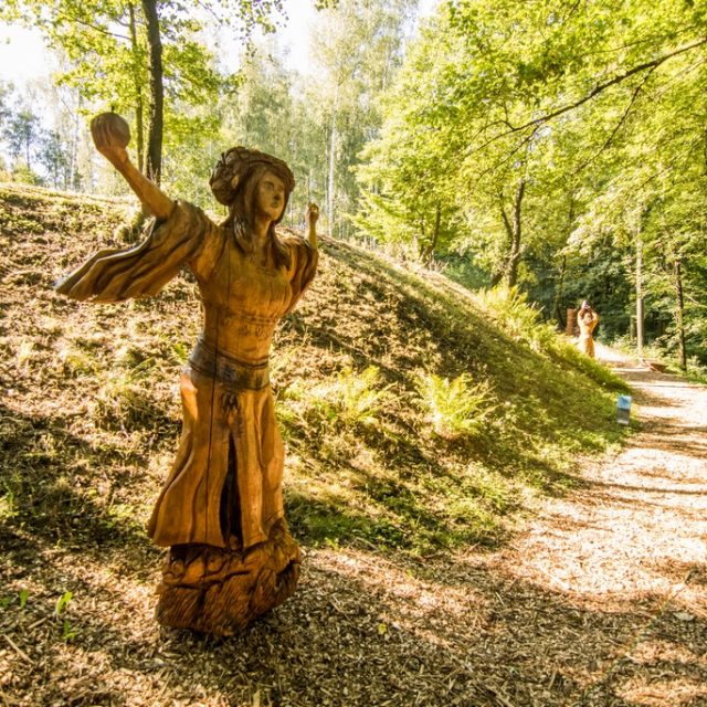 Lada,  jedna z šesti dřevěných soch slovanských bohů. Autorem je sochař Luděk Vančura | foto: P. Vlček  (ZOO Ostrava)