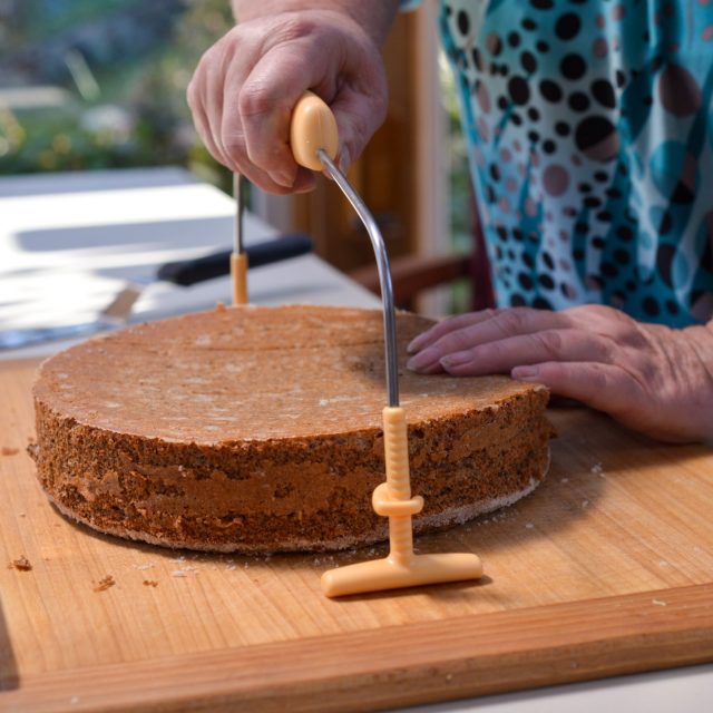 Upečený korpus rozřežeme | foto: Martin Čuřík