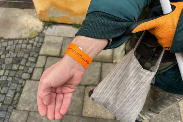 Lidé bez domova v Kroměříži už nedostávají jídlo zdarma,  oběd si musí odpracovat sbíráním odpadků | foto: Leona Nevařilová,  Český rozhlas