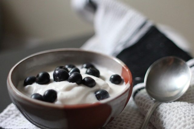 Domácí jogurt můžete doplnit o sezónní ovoce nebo vločky | foto: Fotobanka Pixabay