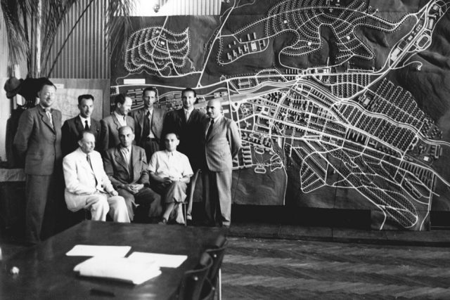 F. L. Gahura se skupinou pro regulační plán Zlína,  1947 na zlínské radnici | foto: Archiv KGVU ve Zlíně