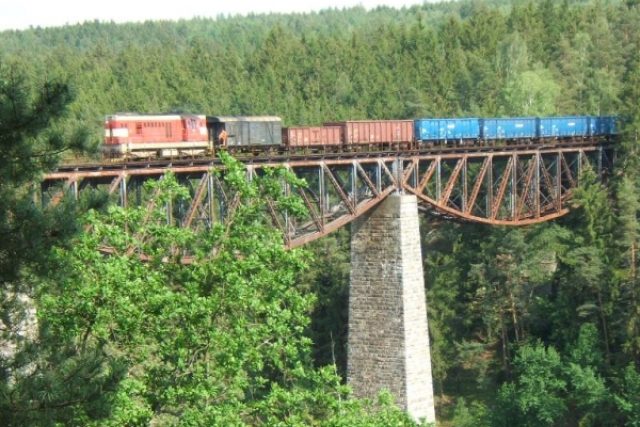 Stávající železniční most přes přehradní nádrž Hracholusky na Plzeňsku  | foto: Bezdružická lokálka