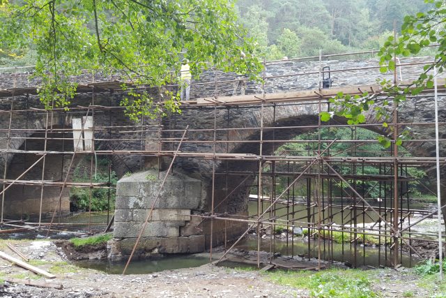 Kamenný most v Rabštejně nad Střelou prochází opravou | foto: Monika Červená,  Český rozhlas
