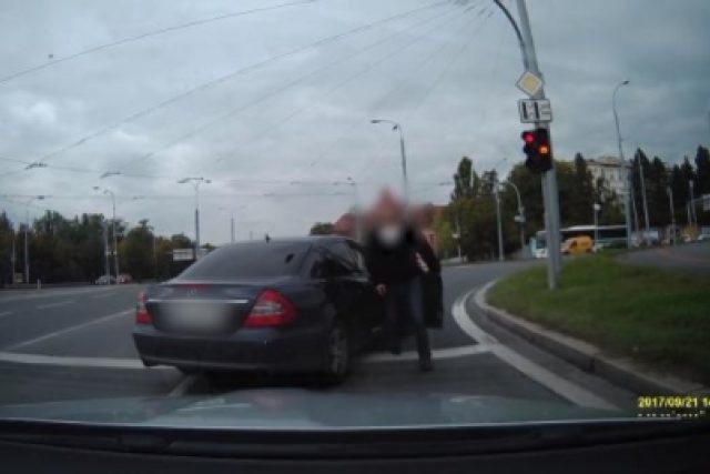 Incident policistů v civilním voze s řidičem v Plzni | foto: Týdeník Policie