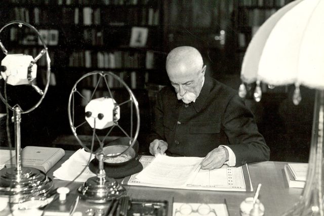 Prezident T. G. Masaryk hovoří prostřednictvím rozhlasu z Lán k německým školákům  (22. listopadu 1932) | foto: Archivní a programové fondy Českého rozhlasu
