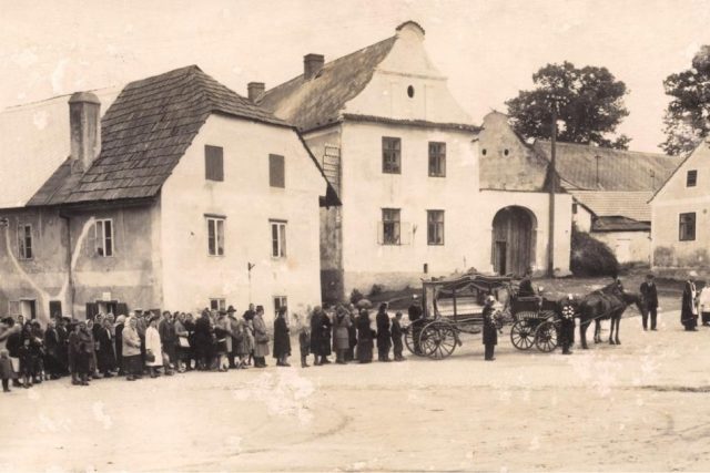 Historické fotografie domu U Lípy,  někdy také označován jako domu U České lípy  (1940) | foto: archiv Pavla Kroupy