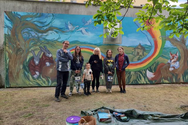 Stěnu ubytovny pro uprchlíky vyzdobili plzeňští studenti | foto: Lukáš Milota,  Český rozhlas