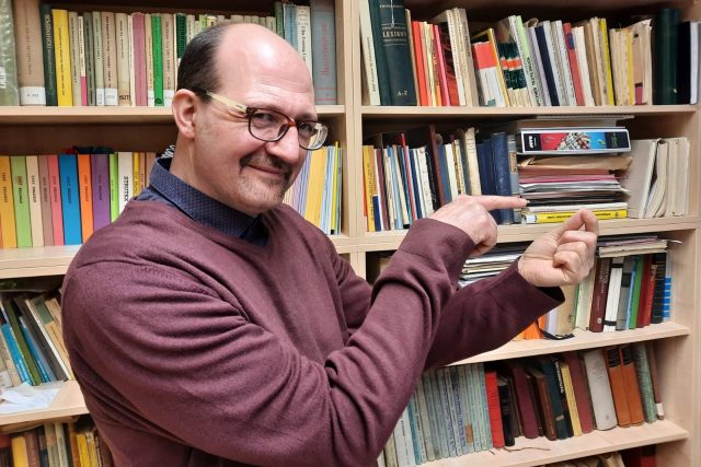 Profeso Jakub Wiener se snaží ukázat vlákenný mikroplast | foto: Tomáš Mařas,  Český rozhlas