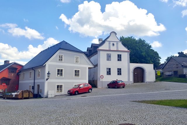 Budova bývalé školy (vlevo) stojí na Přesanickém náměstí vedle tzv. domu U Lípy | foto: Kateřina Dobrovolná,  Český rozhlas Plzeň