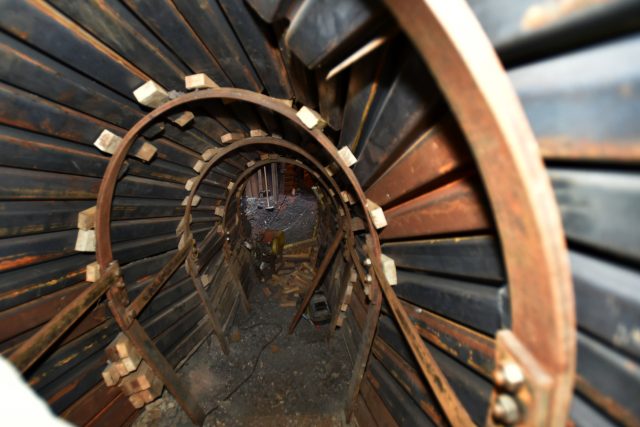 Téměř třicet metrů hluboká štola pod vyhaslou sopkou Komorní hůrka nyní slouží vědcům | foto: Slavomír Kubeš,  ČTK